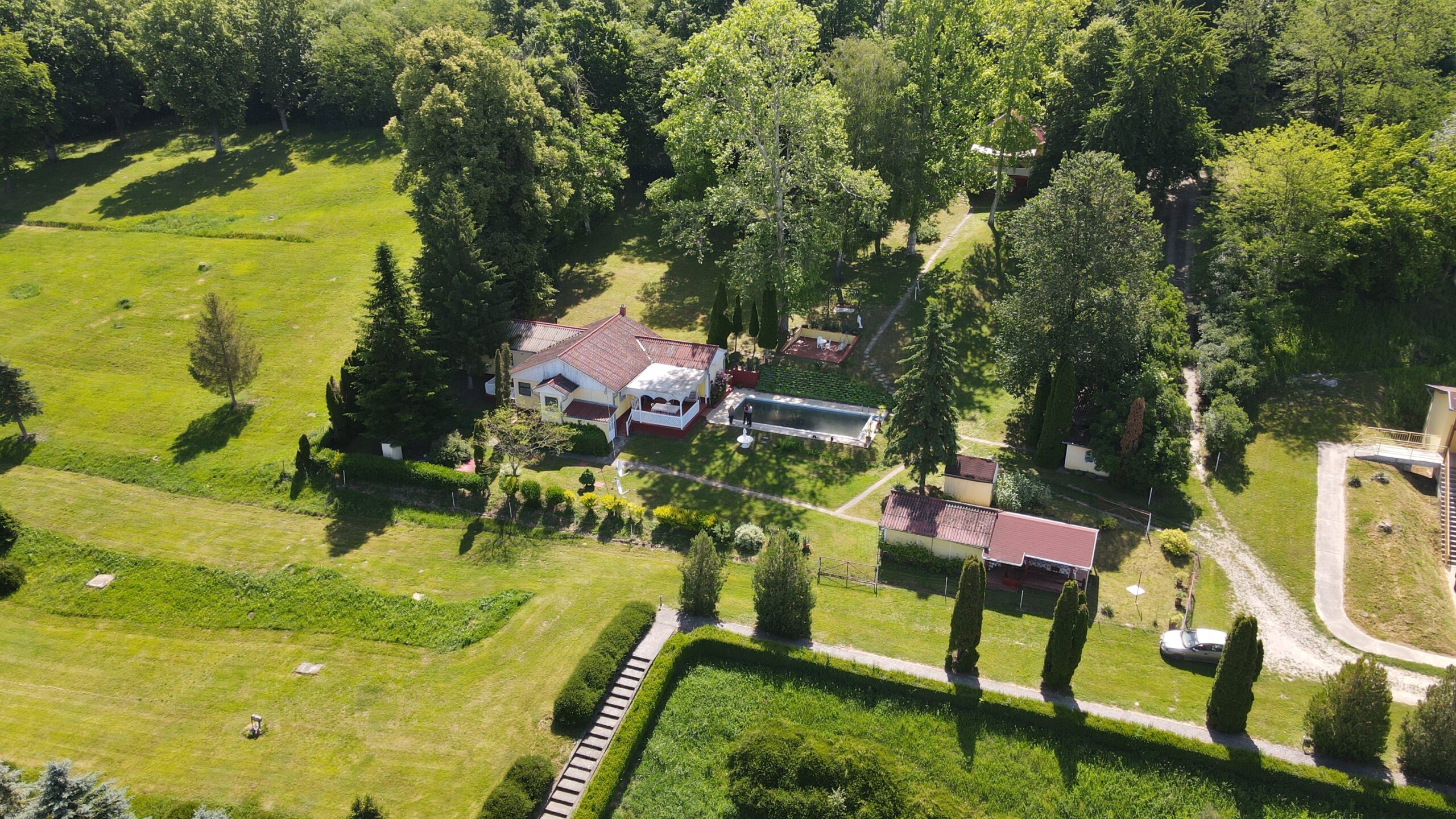 BVitál Apartman birtoka madártávlatból – medence, épületek, park, Zselic