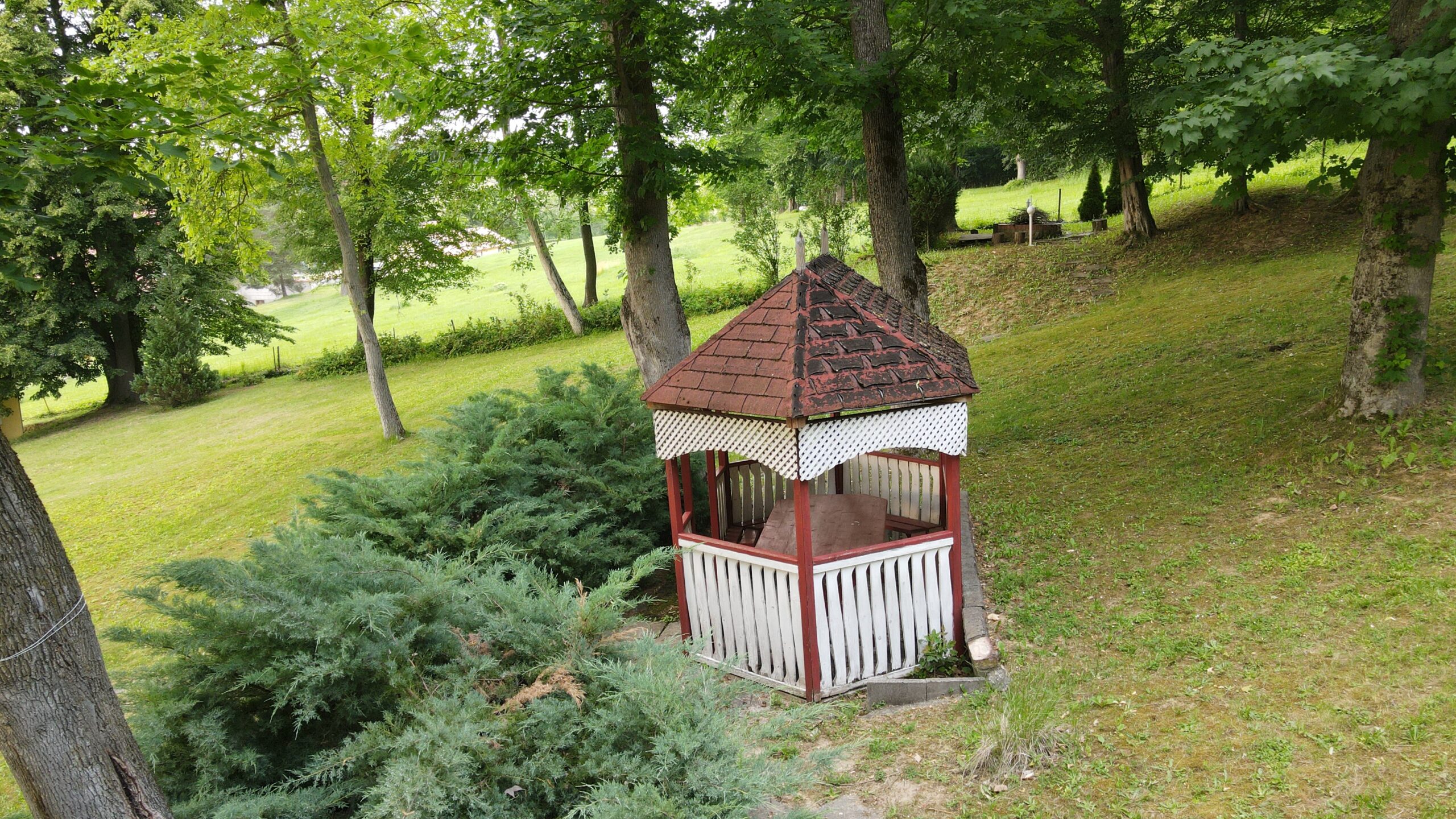 BVitál kerti pagoda felülnézetből zselici dombok és fák között – pihenőhely Somogy