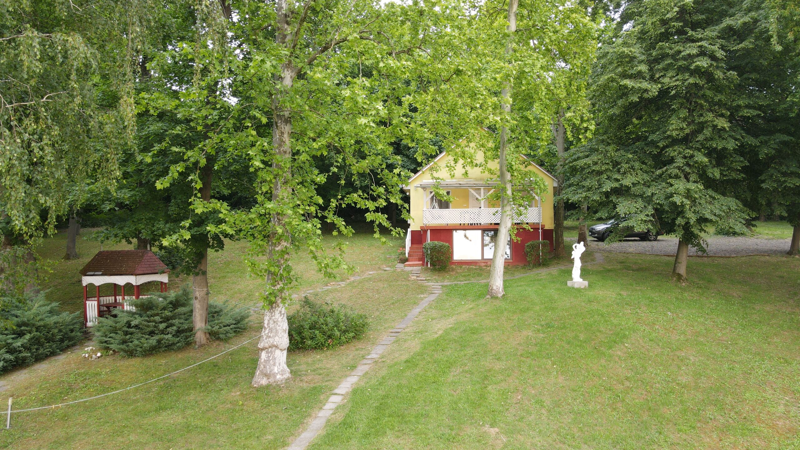 BVitál Apartman birtok átfogó képe – épület, pagoda, parkoló, zöld kert Zselicben