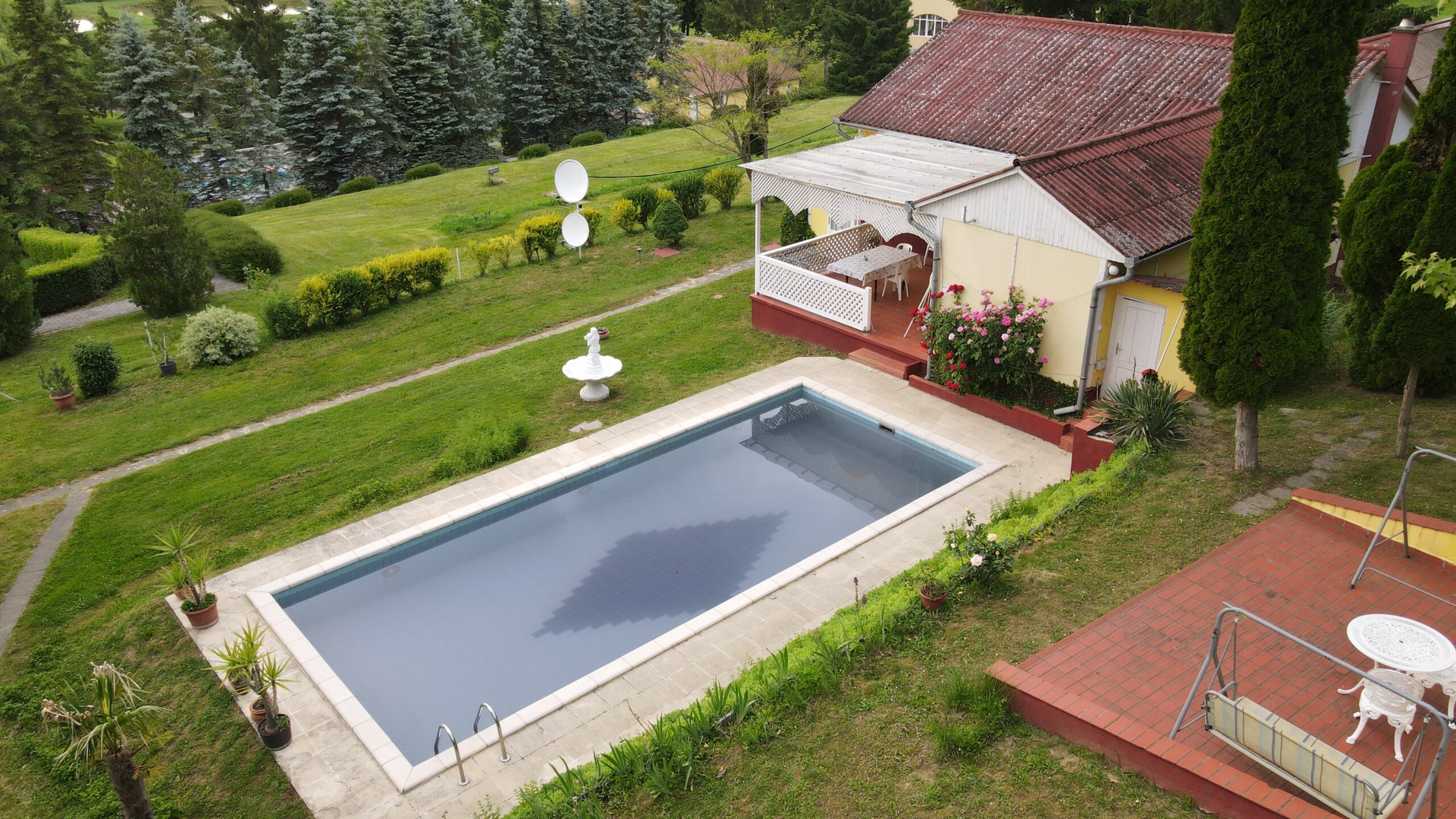 BVitál Apartman medencéje drónfotón – terasz, rózsakert, napozóterület Somogy